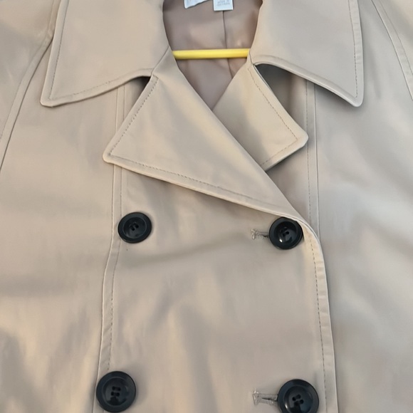 New York and Company raincoat cape - Picture 6 of 7